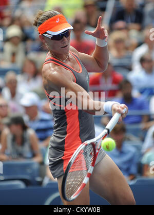 Flushing Meadows, New York, USA. 4. September 2012. Samantha Stosur aus Australien in Aktion während ihrer Viertelfinal-Niederlage gegen Victoria Azarenka Bulgarien beim US Open Tennisturnier bei Billie Jean King National Tennis Center in Flushing, NY gespielt wird. Stockfoto