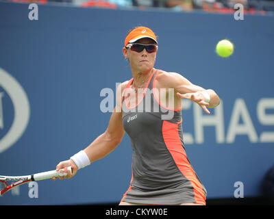 Flushing Meadows, New York, USA. 4. September 2012. Samantha Stosur aus Australien in Aktion während ihrer Viertelfinal-Niederlage gegen Victoria Azarenka Bulgarien beim US Open Tennisturnier bei Billie Jean King National Tennis Center in Flushing, NY gespielt wird. Stockfoto