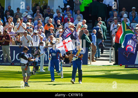 Nottingham, England. 5. September 2012. Englands Ian Bell und Englands Kapitän Alastair Cook während der 5. Nat West eintägigen internationalen Cricket match zwischen England und Südafrika und spielte bei Trent Bridge Cricket Ground: obligatorische Kredit: Mitchell Gunn / Alamy Live News Stockfoto