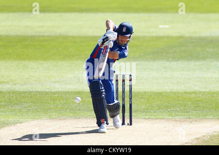 Nottingham, England. 5. September 2012. Englands Kapitän Alastair Cook während der 5. Nat West eintägigen internationalen Cricket match zwischen England und Südafrika und spielte bei Trent Bridge Cricket Ground: obligatorische Kredit: Mitchell Gunn / Alamy Live News Stockfoto