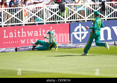 Nottingham, England. 5. September 2012. Südafrikanische Fielder Scheitern eine Grenze bei der 5. Nat West eintägigen internationalen Cricket zu verhindern-match zwischen England und Südafrika und spielte bei Trent Bridge Cricket Ground: obligatorische Kredit: Mitchell Gunn / Alamy Live News Stockfoto