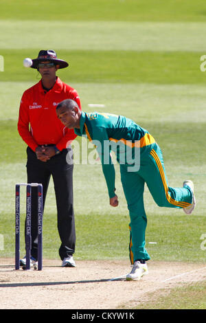 Nottingham, England. 5. September 2012. Südafrikas Robin Peterson bowling während der 5. Nat West eintägigen internationalen Cricket match zwischen England und Südafrika und spielte bei Trent Bridge Cricket Ground: obligatorische Kredit: Mitchell Gunn / Alamy Live News Stockfoto