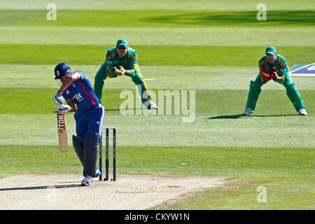 Nottingham, England. 5. September 2012. Englands Ravi Bopara schlägt den Ball und ist gefangen von Südafrikas Kapitän Abraham Benjamin de Villiers während der 5. Nat West eintägigen internationalen Cricket match zwischen England und Südafrika und spielte bei Trent Bridge Cricket Ground: obligatorische Kredit: Mitchell Gunn / Alamy Live News Stockfoto