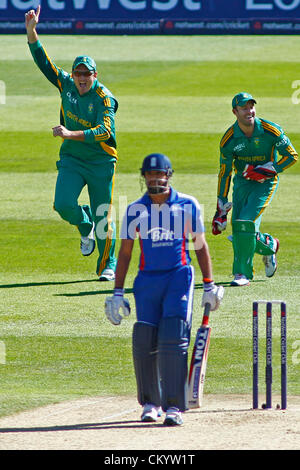 Nottingham, England. 5. September 2012.  Südafrikas Graeme Smith und Südafrikas Kapitän Abraham Benjamin de Villiers feiern das Wicket Englands Ravi Bopara während der 5. Nat West eintägigen internationalen Cricket match zwischen England und Südafrika und spielte bei Trent Bridge Cricket Ground: obligatorische Kredit: Mitchell Gunn / Alamy Live News Stockfoto