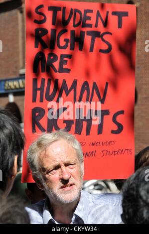 Westminster, London, UK. 5. September 2012. Jeremy Corbyn an dem Protest. London Metropolitan University-Protest vor dem Innenministerium gegen die Entscheidung der UKBA, die Universitäten Fähigkeit zum Visa für ausländische Studierende zu widerrufen. Bildnachweis: Matthew Chattle / Alamy Live News Stockfoto