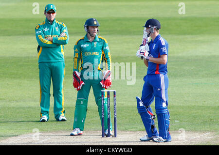 09.05.2012 Nottingham, England. Südafrikas Graeme Smith Südafrikas Kapitän Abraham Benjamin de Villiers und Englands Chris Woakes während der 5. Nat West eintägigen internationalen Cricket match zwischen England und Südafrika und spielte bei Trent Bridge Cricket Ground: obligatorische Kredit: Mitchell Gunn Stockfoto