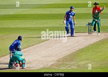 09.05.2012 Nottingham, England. Englands Samit Patel mit der Wimper und Südafrikas Francois du Plessis bowling während der 5. Nat West eintägigen internationalen Cricket match zwischen England und Südafrika und spielte bei Trent Bridge Cricket Ground: obligatorische Kredit: Mitchell Gunn Stockfoto