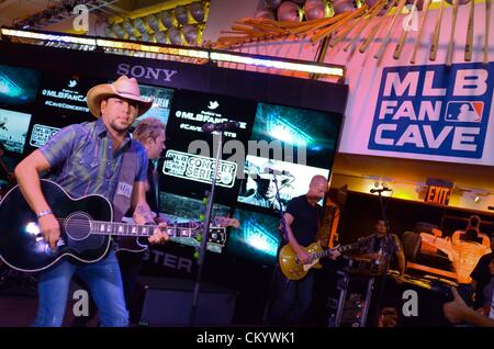 New York, USA. 4. September 2012. Jason Aldean bei Instore-Auftritt für MLB Fan Cave Konzertreihe mit Jason Aldean, MLB Fan Höhle, New York, NY 4. September 2012. Foto von: Derek Sturm/Everett Collection Stockfoto