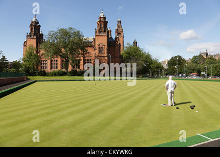 Kelvingrove Lawn Bowls Center, Glasgow, Schottland, Großbritannien, 5th. September, 2012. Amateur Bowler Jim Hutchison macht volle Nutzung des Spätsommersonnenscheins, um seine Bowling-Technik auf der vor kurzem wiedereröffneten und aufgerüsteten Rasenbowling Grüns, die in den Commonwealth Games 2014 verwendet werden üben wird. Stockfoto