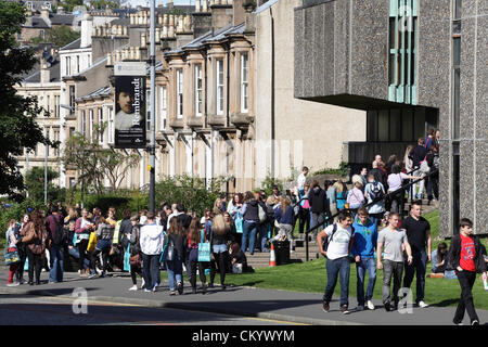 University Avenue, Glasgow, Schottland, Großbritannien, Mittwoch, 5. September 2012. Leute, die sich vor dem Boyd Orr Building am Gilmorehill Campus anstellen, um an einem geschäftigen Tag der offenen Tür der Universität von Glasgow teilzunehmen. Stockfoto