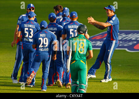 09.05.2012 Nottingham, England. England feiert das Wicket Südafrikas Francois du Plessis während der 5. Nat West eintägigen internationalen Cricket match zwischen England und Südafrika und spielte bei Trent Bridge Cricket Ground: obligatorische Kredit: Mitchell Gunn Stockfoto