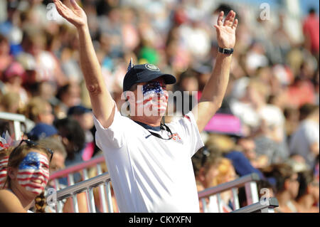 05.09.2012 London, England. Flussufer-Stadion. Vereinigte Staaten von Amerika gegen Großbritannien, Herren 7 ein kleines Fußballfeld. Fans vor dem Spiel während Tag 7 der Paralympics vom Olympiastadion entfernt. Stockfoto