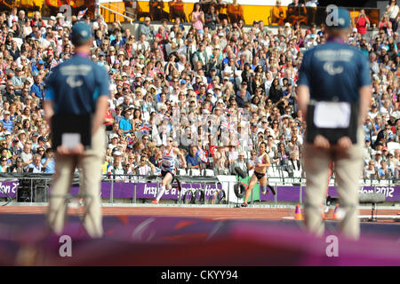 05.09.2012 London, England. Olympia-Stadion. Frauen 200m T44 Runde 1 erwärmt. Stef Reid (GBR) im Wettbewerb bei Tag 7 der Paralympics vom Olympiastadion entfernt. Stockfoto