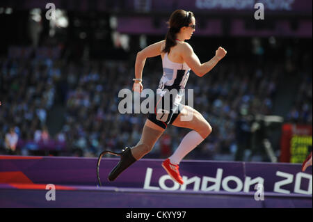 05.09.2012 London, England. Olympia-Stadion. Frauen 200m T44 Runde 1 erwärmt. Stef Reid (GBR) im Wettbewerb bei Tag 7 der Paralympics vom Olympiastadion entfernt. Stockfoto