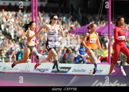 05.09.2012 London, England. Olympia-Stadion. Frauen 200m T44 Runde 1 erwärmt. Stef Reid (GBR) im Wettbewerb bei Tag 7 der Paralympics vom Olympiastadion entfernt. Stockfoto