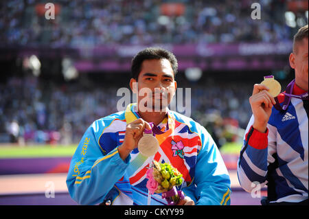 05.09.2012 London, England. Olympia-Stadion. Herren 1500 T54 Medaillenvergabe. Prawat Wahoram (THA) erhält seine Goldmedaille bei Tag 7 der Paralympics vom Olympiastadion entfernt. Stockfoto