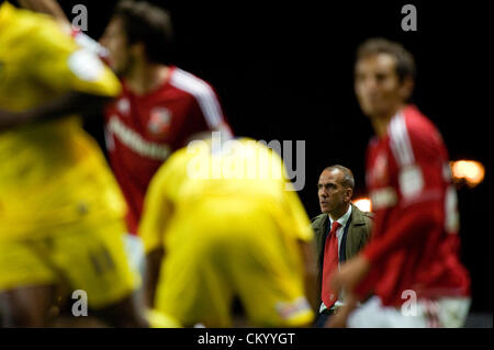 05.09.2012 Oxford, England. Paolo Di Canio an der Seitenlinie während des Johnstones Paint Trophy südliche Abschnitt erste Runde Spiels zwischen Oxford United und Swindon Town aus dem Kassam Stadion. Stockfoto