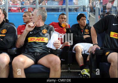 Shinji Kagawa (Man.U), 5. August 2012 - Fußball / Fußball: (hintere Reihe - R, L) Shinji Kagawa, Jesse Lingard und Federico Macheda von Manchester United sitzen auf der Bank vor der Vorsaison Freundschaftsspiel zwischen Valerenga 0-0 Manchester United im Ullevaal-Stadion in Oslo, Norwegen. (Foto von Fernost Presse/AFLO) Stockfoto