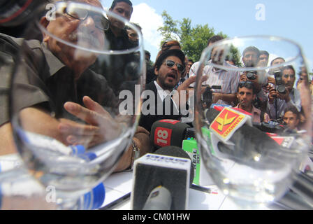 6. September 2012 - Indische Bollywood Schauspieler Shah Rukh Khan (c) spricht während einer Pressekonferenz in Srinagar, der Sommerhauptstadt des indischen Kaschmir auf 6,9, 2012. Khan sprach eine Pressekonferenz am Donnerstag in Srinagar am Ende fast zwei Wochen Dreharbeiten für einen unbetitelten Film in Kaschmir des malerischen Orten, während Presse Brefing er sagte, "Es war immer der Traum meines Vaters, mich nach Kaschmir zu nehmen, weil seine Großmutter zu diesem Ort gehörte. Zwar ich nicht, hier, in seinem Leben kommen konnte, doch es schließlich nach Kaschmir es die Erfüllung eines Traums Familie war. Ich bin froh, dass es rechtskräftig realis Stockfoto