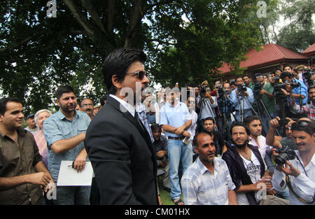 6. September 2012 - Indische Bollywood-star Shah Rukh Khan kommt für eine Pressekonferenz in Srinagar, der Sommerhauptstadt des indischen Kaschmir auf 6,9, 2012. Khan sprach eine Pressekonferenz am Donnerstag in Srinagar am Ende fast zwei Wochen Dreharbeiten für einen unbetitelten Film in Kaschmir des malerischen Orten, während Presse Brefing er sagte, "Es war immer der Traum meines Vaters, mich nach Kaschmir zu nehmen, weil seine Großmutter zu diesem Ort gehörte. Zwar ich nicht, hier, in seinem Leben kommen konnte, doch es schließlich nach Kaschmir es die Erfüllung eines Traums Familie war. Ich bin glücklich, es wurde schließlich realisiert,'' Stockfoto