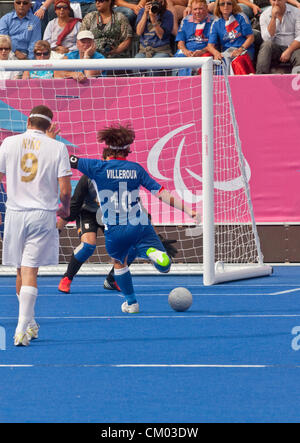 London, UK. 6. September 2012. Munoz Perez schießt im Semi-Finale des blinden 5-Aside Fußballspiels zwischen Spanien & Frankreich bei den Paralympics London 2012 im Riverbank Veranstaltungsort, Olympiapark, Stratford, London auf Donnerstag, 6. September 2012... Bildnachweis: Clive Chilvers / Alamy Live News Stockfoto