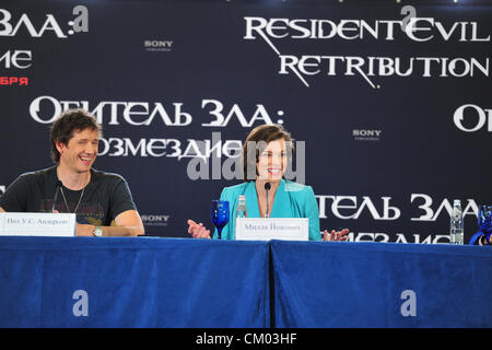 6. September 2012 - Moskau, Russland - Englisch film, Regisseur, Produzent und Drehbuchautor PAUL ANDERSON und Schauspielerin MILLA JOVOVICH bei der Pressekonferenz in Moskau zur Förderung "Resident Evil: Retribution". (Kredit-Bild: © PhotoXpress/ZUMAPRESS.com) Stockfoto