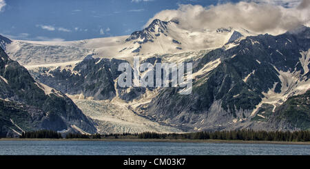 1. Juli 2012 - Kenai Peninsula Borough, Alaska, Vereinigte Staaten - von Süden, eindrucksvoll, beeindruckend, Aialik Gletscher hinter der Küstenlinie der Aialik Bay zu sehen. Am nördlichen Ende der Aialik Bay aus dem Golf von Alaska ist es der größte kalbende Gletscher von Kenai-Fjords-Nationalpark. Etwa 300 bis 400 Fuß hoch über dem Meeresspiegel, seine Quelle ist das große Harding Icefield in den Kenai Mountains. 1980 gegründet, umfasst der Nationalpark 1.760 Quadrat-Meilen von der Kenai-Halbinsel. (Kredit-Bild: © Arnold Drapkin/ZUMAPRESS.com) Stockfoto