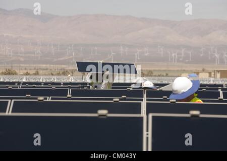 21. August 2012 - Los Angeles, Kalifornien (CA, USA - Arbeiter installieren Sonnenkollektoren bei AV Solar Ranch One, außerhalb von Lancaster. (Kredit-Bild: © Ringo Chiu/ZUMAPRESS.com) Stockfoto