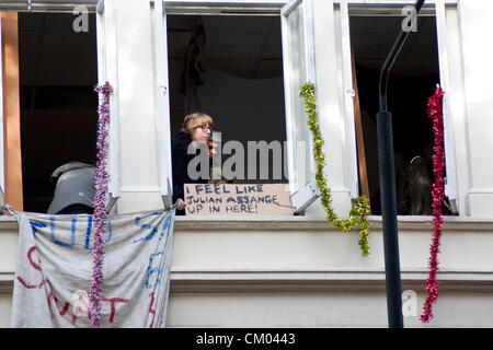 London, UK. 6. September 2012. Hausbesetzer in einem Gebäude auf Grays Inn Road sitzen durch die Fenster, die darauf warten, nach einer Änderung in der hockenden Gesetz geräumt werden. Bildnachweis: Pete Maclaine / Alamy Live News Stockfoto