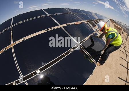 21. August 2012 - Los Angeles, Kalifornien (CA, USA - Arbeiter installieren Sonnenkollektoren bei AV Solar Ranch One, außerhalb von Lancaster. (Kredit-Bild: © Ringo Chiu/ZUMAPRESS.com) Stockfoto