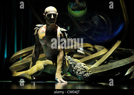 Toronto, Kanada. 5. September 2012. Cirque Du Soleil Amaluna Generalprobe Fototermin. Im Bild, Charakter Cali. Stockfoto