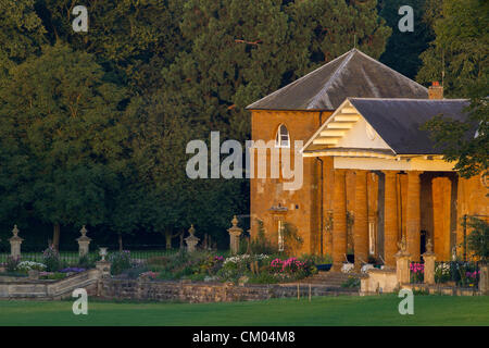 Northampton UK. 6. September 2012. 15 Jahre seit der Beerdigung von Diana. Prinzessin von Wales.  Legen Sie die untergehende Sonne über Althorp House Diana ruht. Blick auf Poyntz Cottage. Bildnachweis: Keith J Smith. / Live-Nachrichten Alamy Stockfoto