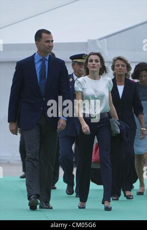 20. August 2011 - Madrid, Madrid, Spanien - Prinz Felipe und Prinzessin Letiziaattend "Gebetswache" unter der Leitung von Papst Benedict XVI auf dem Luftwaffenstützpunkt Cuatro Vientos (vier Winde) am 20. August 2011 während der Festlichkeiten des Weltjugendtages (WJT) in Madrid. Rund 1 Million junge Pilger jubelten Papst Benedict XVI. auf einem Flugplatz nahe Madrid, wo sie stundenlang in glühender Hitze auf einer riesigen esplanade.in am Abend bei einem Luftwaffenstützpunkt südwestlich der Hauptstadt gewartet hatte, wo die Pilger die Nacht unter den Sternen auf einer Esplanade der Größe von 48 Fußballfeldern verbringen. (Kredit-Bild: © Jack Abuin/ZUMAPRESS.co Stockfoto