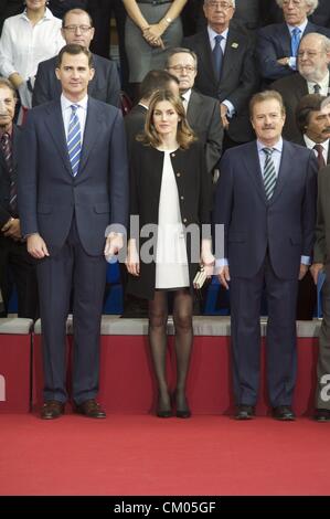 6. März 2012 - Villaviciosa De Odon, Madrid, Spanien - Prinz Felipe und Prinzessin Letizia besuchte die Hommage an die "Live-Fernsehen Schätze", Menschen, die im spanischen Fernsehen seit aller Zeiten am europäischen Univiersty in Madrid zu arbeiten... Im Bild, Hintergrund, Pedro Erquicia, die Person, die zuerst die Fürsten eingeführt. (Bild Kredit: Jack Abuin/ZUMAPRESS.com ©) Stockfoto