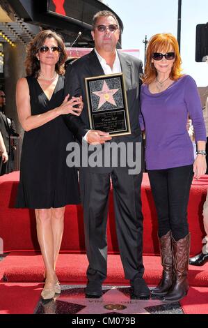 Amy Grant, Vince Gill, Reba McEntire bei der Induktion Zeremonie für Stern auf dem Hollywood Walk of Fame für Vince Gill, Hollywood Boulevard, Los Angeles, CA 6. September 2012. Foto von: Michael Germana/Everett Collection Stockfoto