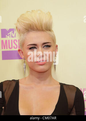 6. September 2012 kommt - Los Angeles, Kalifornien, USA - MILEY CYRUS für den Mtv Video Music Awards 2012 im Staples Center. (Kredit-Bild: © Lisa O'Connor/ZUMAPRESS.com) Stockfoto