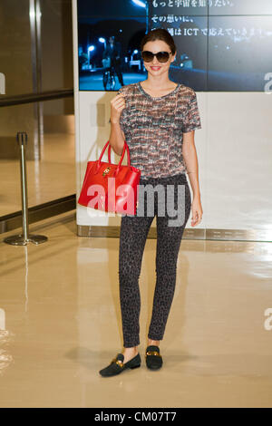 7. September 2012, Narita, Japan - kommt australische Model Miranda Kerr am internationalen Flughafen Narita in der Präfektur Chiba, Japan. Kerr ist in Japan, Samantha Thavasa zu fördern. (Foto von Christopher Jue/AFLO) Stockfoto