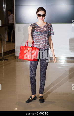 7. September 2012, Narita, Japan - kommt australische Model Miranda Kerr am internationalen Flughafen Narita in der Präfektur Chiba, Japan. Kerr ist in Japan, Samantha Thavasa zu fördern. (Foto von Christopher Jue/AFLO) Stockfoto