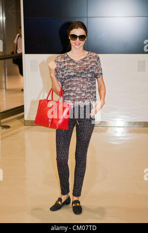 7. September 2012, Narita, Japan - kommt australische Model Miranda Kerr am internationalen Flughafen Narita in der Präfektur Chiba, Japan. Kerr ist in Japan, Samantha Thavasa zu fördern. (Foto von Christopher Jue/AFLO) Stockfoto