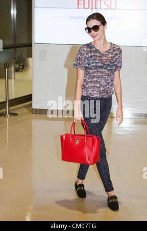 7. September 2012, Narita, Japan - kommt australische Model Miranda Kerr am internationalen Flughafen Narita in der Präfektur Chiba, Japan. Kerr ist in Japan, Samantha Thavasa zu fördern. (Foto von Christopher Jue/AFLO) Stockfoto