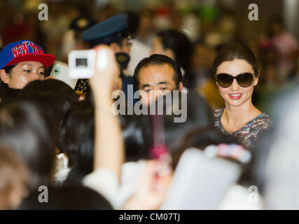 7. September 2012, Narita, Japan - kommt australische Model Miranda Kerr am internationalen Flughafen Narita in der Präfektur Chiba, Japan. Kerr ist in Japan, Samantha Thavasa zu fördern. (Foto von Christopher Jue/AFLO) Stockfoto