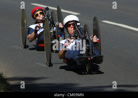 Kent, UK. Freitag, 7. September 2012. Rachel Morris jagt Karen Darke Scratchers Gasse während der einzelnen H 1-3 Straßenrennen bei den paralympischen Radsport-Event in Brands Hatch, Kent. Rachel Morris gewann die Bronzemedaille mit Karen Darke Platz 4. Beide hatten zur gleiche Zeit von 1 h 43mins 8 Sekunden. Bildnachweis: Steve Hickey / Alamy Live News Stockfoto