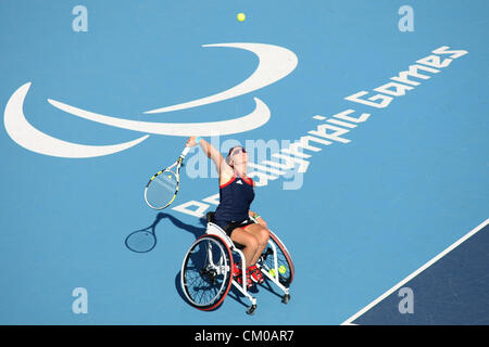 07.09.2012. London, England. Jordanne Whiley (GBR) in Aktion im Rollstuhl-Tennis-Damen-Doppel-Bronze-Medaille match bei Tag 9 der Paralympics London von Eton Manor Stockfoto