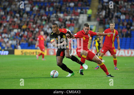 Cardiff, Wales, UK. 7. September 2012. FIFA 2014 World Cup Qualifying Match - Wales / Belgien im Cardiff City Stadium: Vincent Kompany (4) von Belgien in Angriff genommen wird durch Steve Morison von Wales (9) Stockfoto