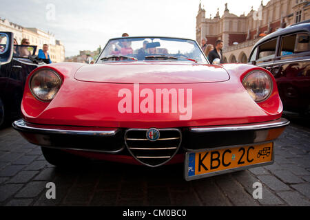 Krakau, Polen. 7. September 2012. Krakau, Polen - Oldtimer und Youngtimer Ausstellung auf dem Hauptplatz. Stockfoto