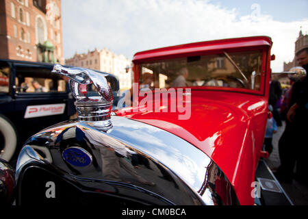 Krakau, Polen. 7. September 2012. Krakau, Polen - Oldtimer und Youngtimer Ausstellung auf dem Hauptplatz. Stockfoto