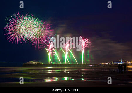 Blackpool, UK. 7. September 2012 Feuerwerk-WM 2012 startet am Nord-Pier, Blackpool. Kanada erleuchten den Himmel mit einem spektakulären Feuerwerk. Bildnachweis: Kevin Walsh / Alamy Live News Stockfoto