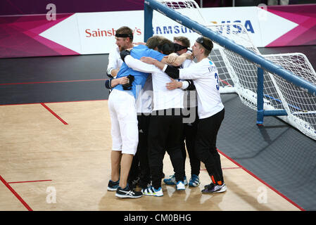 07.09.2012. London, England. Finnland feiern nach dem Gewinn der Goldmedaille in der Herren Goalball durch das besiegen Brasilien im Finale mit 1: 8 bei Tag 9 der Paralympics London aus der Kupfer-Box Stockfoto