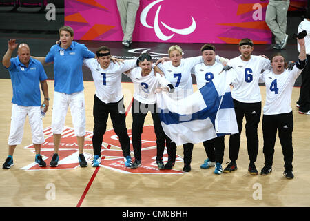 07.09.2012. London, England. Finnland feiern nach dem Gewinn der Goldmedaille bei den Herren Goalball durch das besiegen Brasilien im Finale mit 1: 8 bei Tag 9 der London Paralympics aus Kupfer Box§ Stockfoto