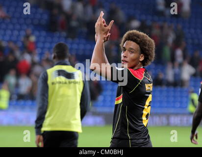 Cardiff, Wales, UK. Freitag, 7. September 2012 im Bild: Axel Witsel von Belgien danke Team Anhänger am Ende des Spiels.  Re: FIFA 2014 World Cup Qualifier, Wales / Belgien im Cardiff City Stadium, Südwales. Stockfoto